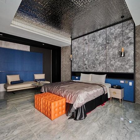 In Night Hotel Taichung Exterior photo