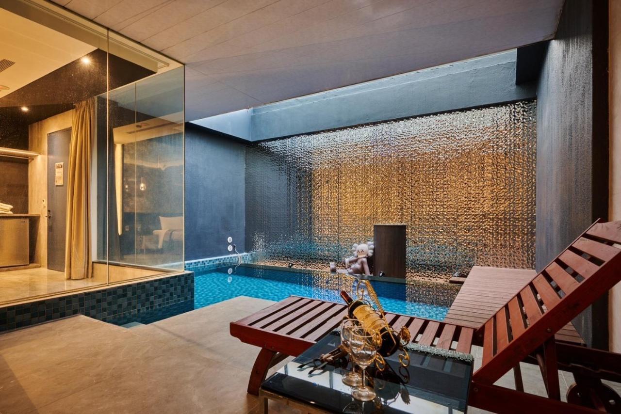 In Night Hotel Taichung Exterior photo