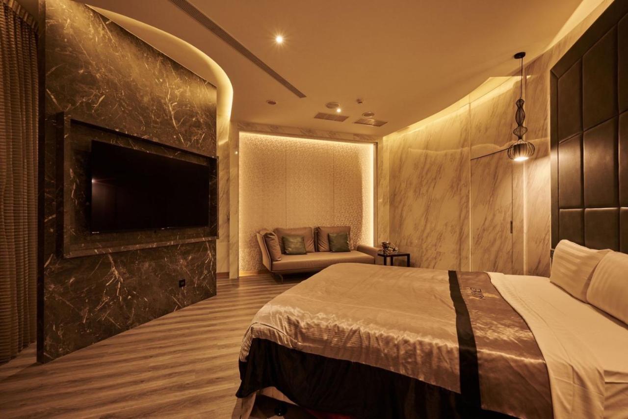 In Night Hotel Taichung Exterior photo