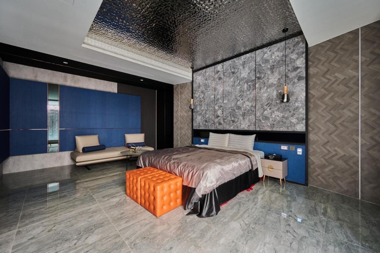 In Night Hotel Taichung Exterior photo