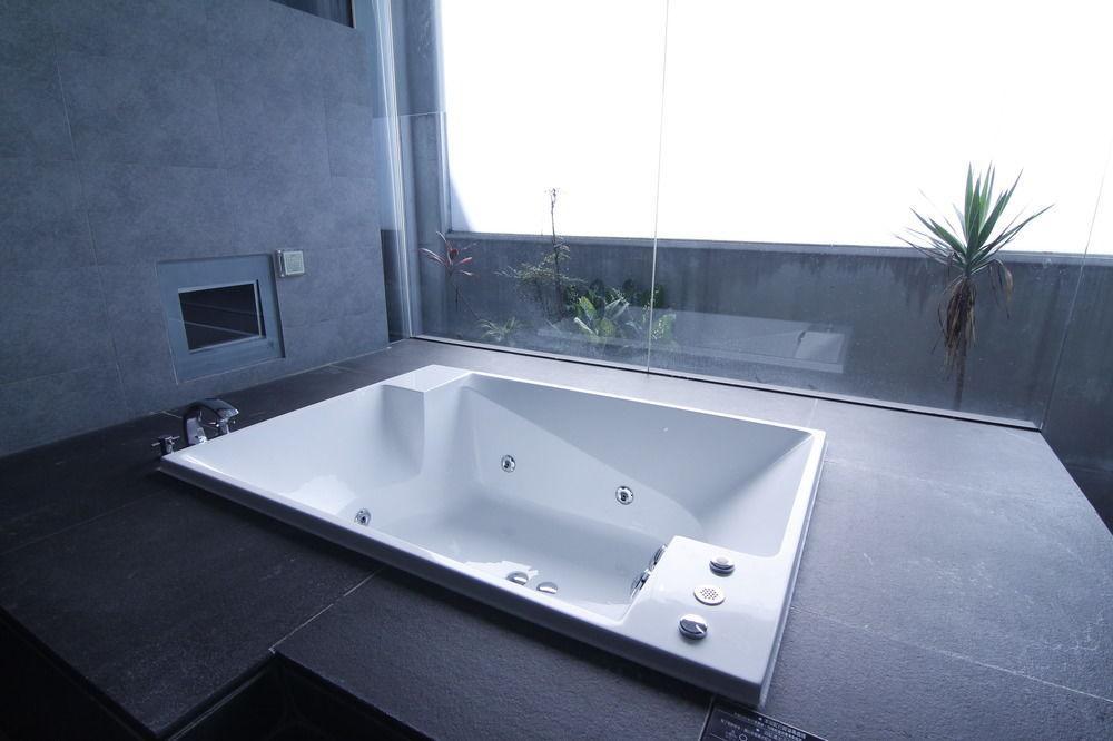 In Night Hotel Taichung Exterior photo