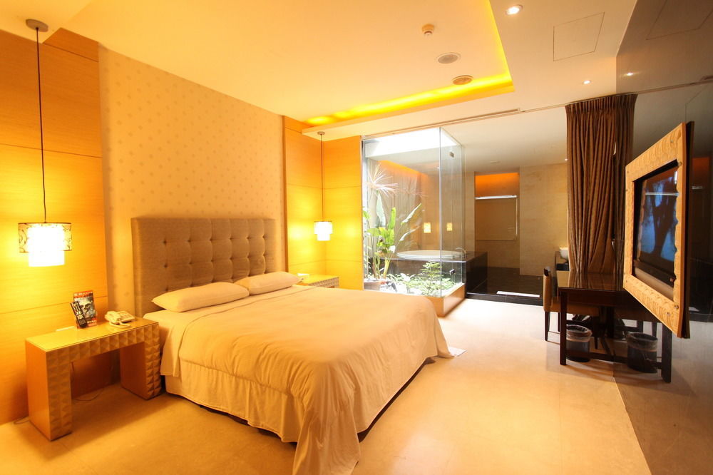 In Night Hotel Taichung Exterior photo