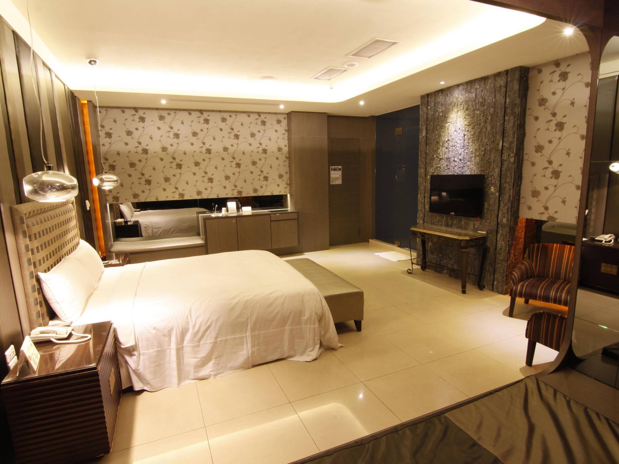 In Night Hotel Taichung Exterior photo
