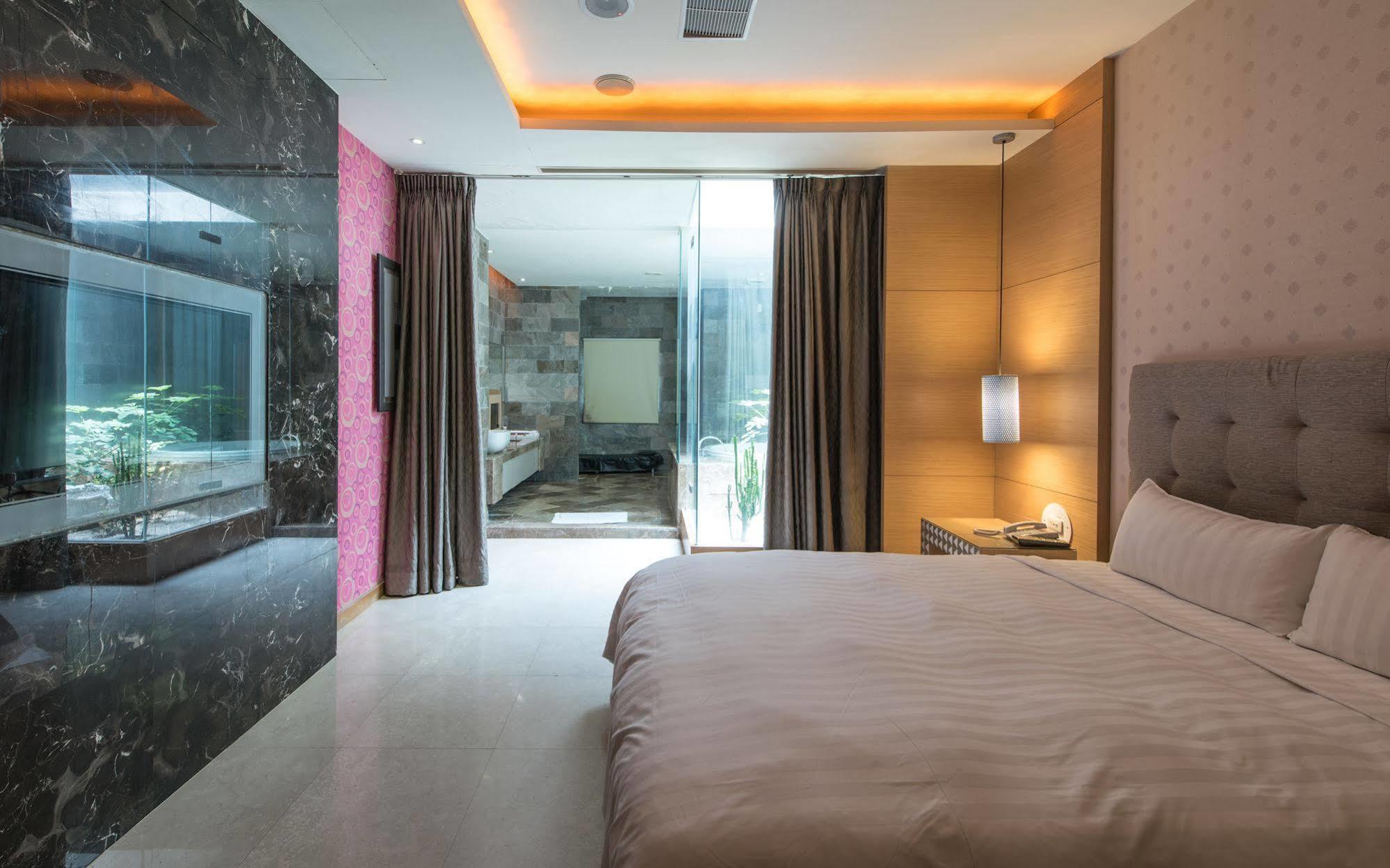 In Night Hotel Taichung Exterior photo
