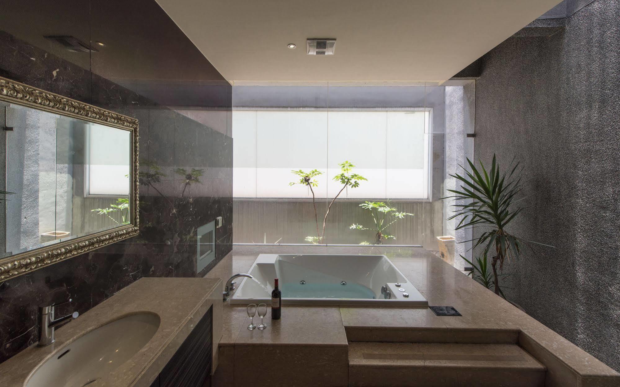 In Night Hotel Taichung Exterior photo