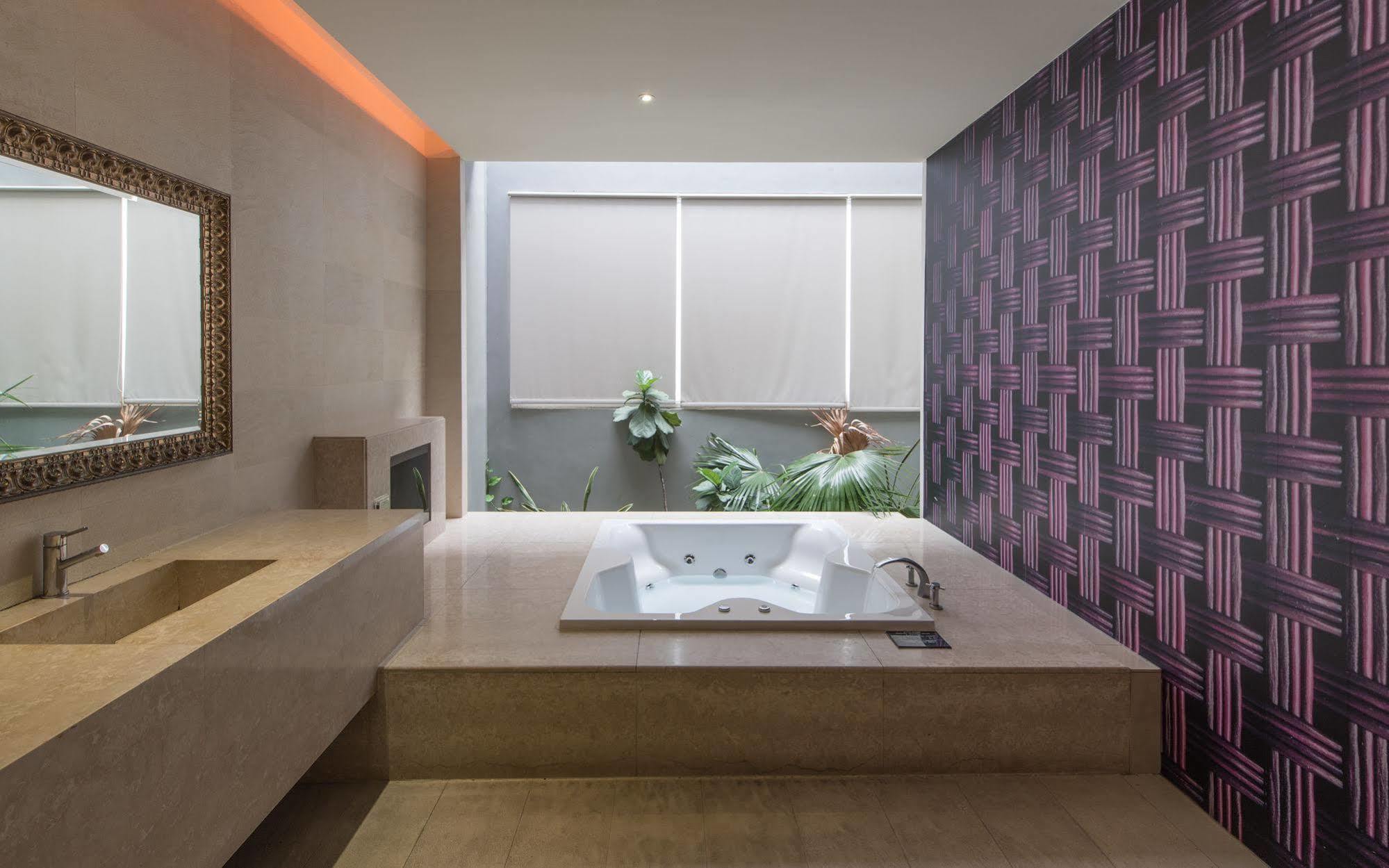 In Night Hotel Taichung Exterior photo