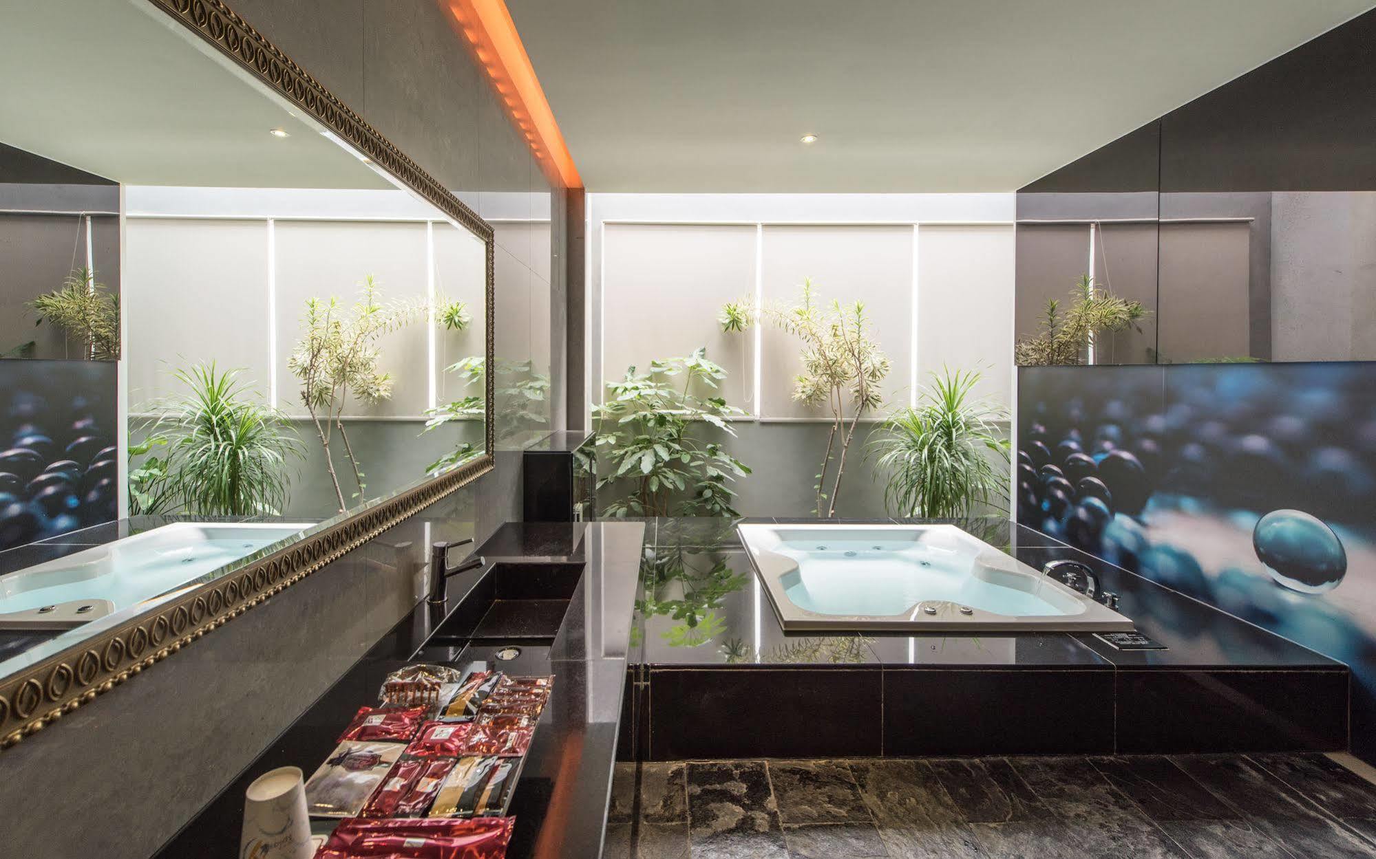 In Night Hotel Taichung Exterior photo